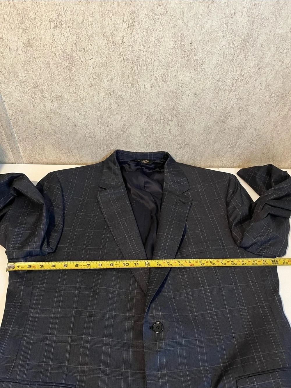 Jos A Banks Suit Signature Gold 100% Wool plaid 46R Jacket 41 W Pleated Slacks